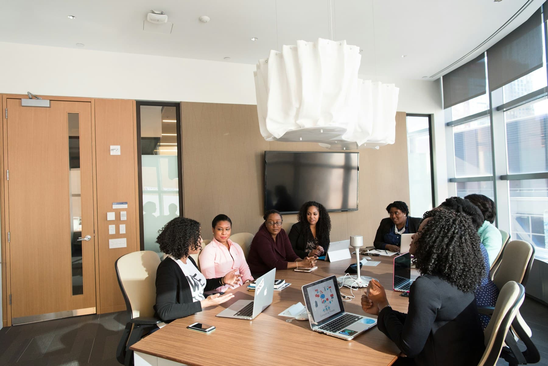 Professionnels réunis pour examiner un projet