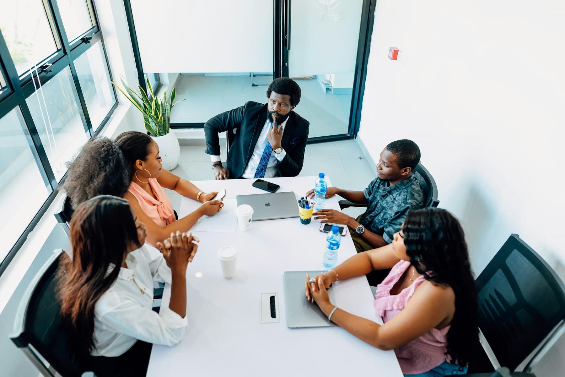Équipe en réunion stratégique dans un bureau moderne